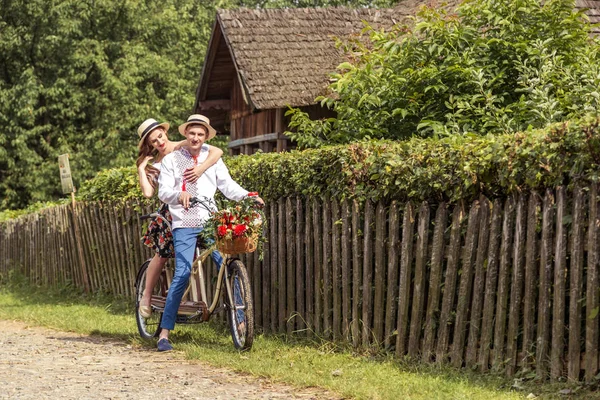 Молодая пара катается на велосипеде тандеме в парке — стоковое фото