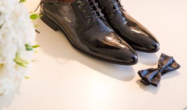 Damat için aksesuarlar. Kelebek ve ayakkabı. Set damat kelebek ayakkabı kemer kol düğmeleri