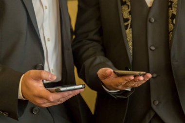 Cep telefonlarıyla iki iş adamları. İnsanlar çağdaş cep telefonlarıyla