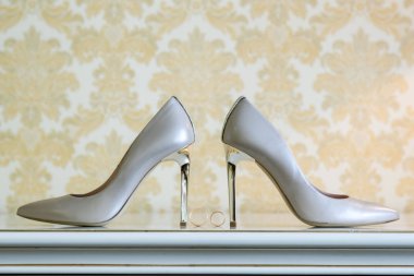 Düğün ayakkabıları ve aralarında nikah yüzükleri