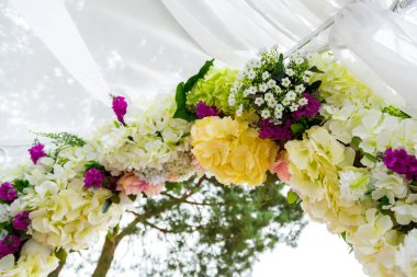 Düğün çiçek süslemeleri