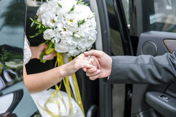 Damat arabadan gelinler el tutar