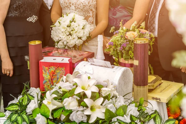 Düğün hediyeleri, konyak, çikolata ve zarflar