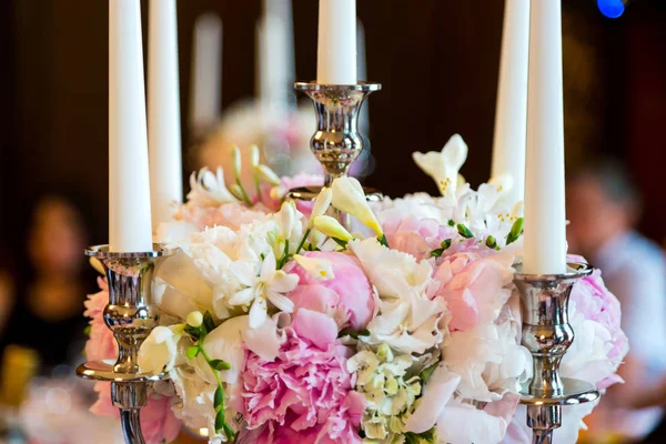 Candele che bruciano in un lampadario su un elegante tavolo da pranzo — Foto Stock