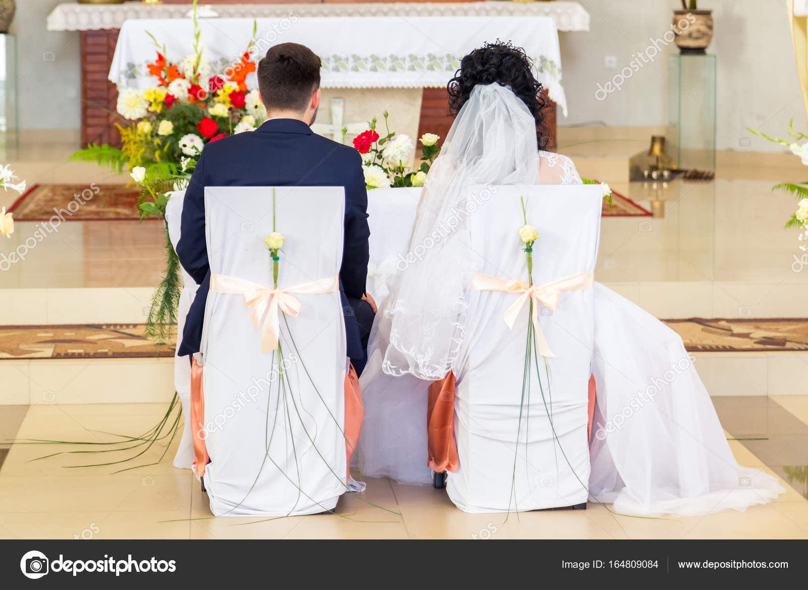 Ceremonia de Novia y novio durante la boda sentarse en la