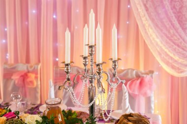 Şamdan sıcak turuncu arka planlar bir ziyafet masada