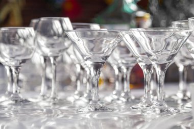 Masada boş bardaklar