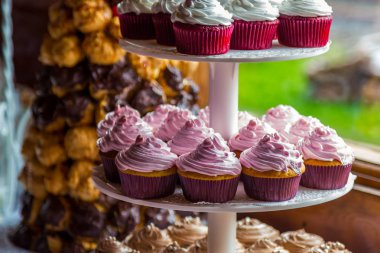 Tatlı tablo bir parti için. Ombre kek, Top kek. Şeker çubuğu