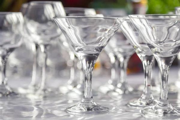 Masada boş bardaklar