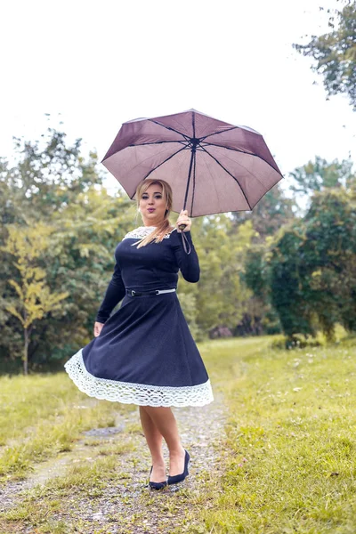 şemsiye sonbahar Park'ın güzel kızla