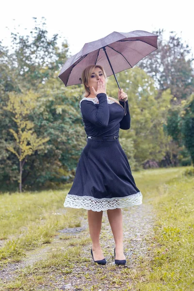 şemsiye sonbahar Park'ın güzel kızla