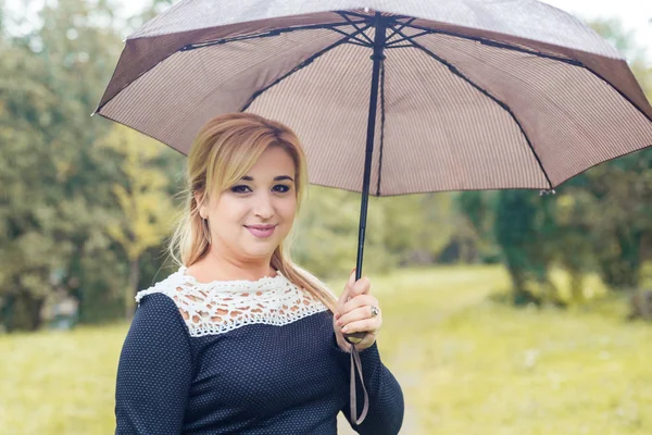 şemsiye sonbahar Park'ın güzel kızla