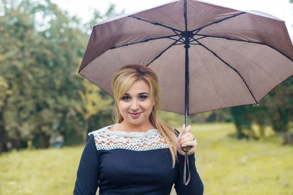 şemsiye sonbahar Park'ın güzel kızla