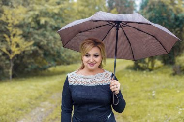 şemsiye sonbahar Park'ın güzel kızla