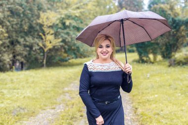 şemsiye sonbahar Park'ın güzel kızla