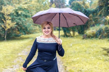 şemsiye sonbahar Park'ın güzel kızla