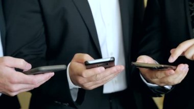 Üç iş adamları mobil araçlar kullanın