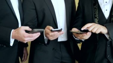 Üç iş adamları mobil araçlar kullanın