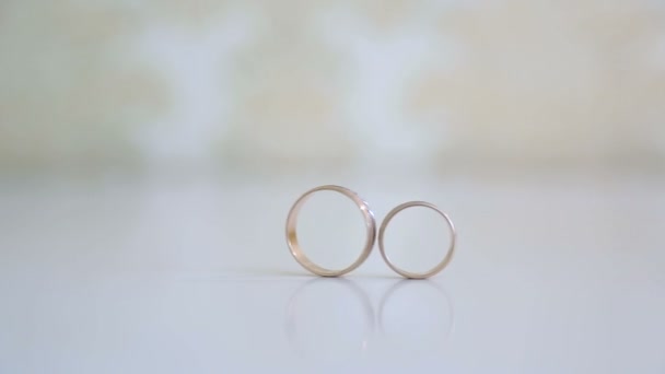 Un caso único. Dos anillos de boda se golpearon entre sí y caen uno a uno . — Vídeos de Stock