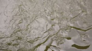 Yukarıdan görüntüleyin. Hızlı Akış ve su, nehre kahverengi renk köpüren.