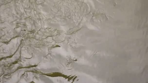 Visa från ovan. Snabbt flöde och bubblande vatten, brun färg i floden. — Stockvideo