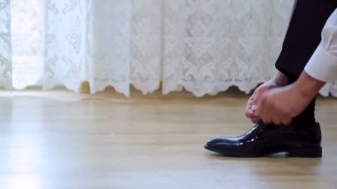 adam dantel bağlı. Adam ayakkabı giymiyor