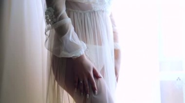 Genç bir kız bir gece gömlek penceresinde tarafından duruyor. Bacakları güzel manken yakın çekim