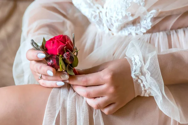 Novia sosteniendo un ojal. La mano tierna de la novia que sostiene boutonniere para el novio —  Fotos de Stock