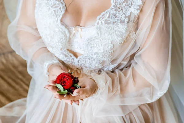 Noiva segurando uma casa de botão. Mão doce da noiva que segura boutonniere do noivo — Fotografia de Stock