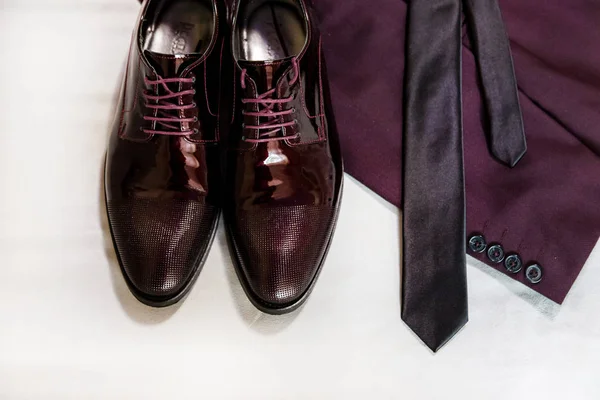 Schuhe sind Jacke und Krawatte. Hochzeitsaccessoires der Braut im kastanienbraunen Stil lizenzfreie Stockbilder