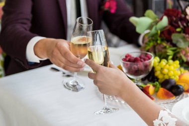 Bardak şampanya ile düğün günü kutlaması. Gelin şampanya ile kızartma