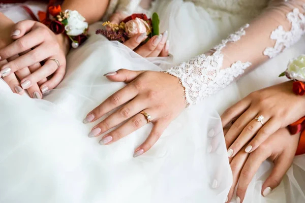 Proches mains de la mariée et des demoiselles d'honneur . — Photo