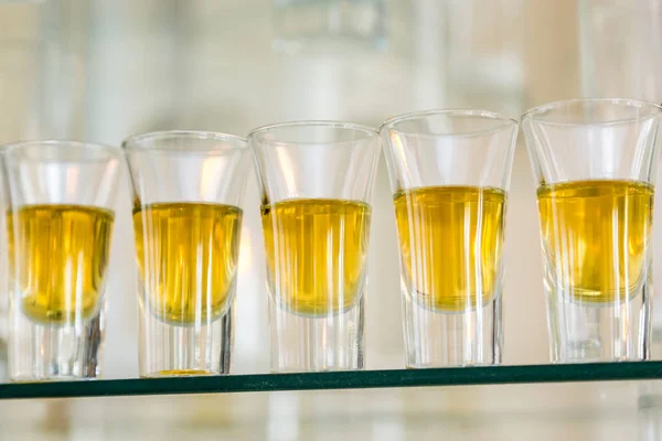 Υπηρεσίες catering. Γιορτή. γυαλιά με αλκοόλ τοποθετείται πάνω στο γυαλί. Πέντε ποτήρια αλκοόλ. — Φωτογραφία Αρχείου