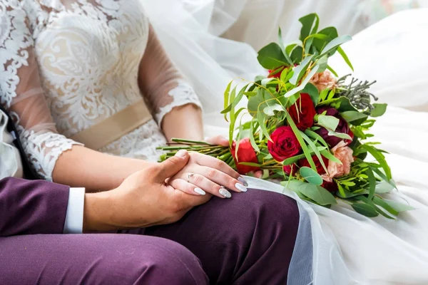 Détail des mariées bouquet de roses et les mains tenant — Photo