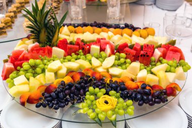 meyve büfesi masada dilimlenmiş. Sağlıklı gıda ve lezzetli meyve