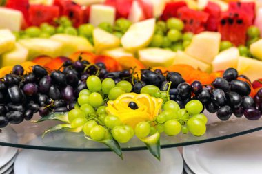 meyve büfesi masada dilimlenmiş. Sağlıklı gıda ve lezzetli meyve