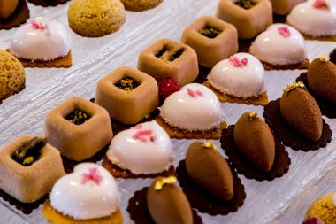 Tatlı tablo bir parti için. Ombre kek, Top kek. Şeker çubuğu