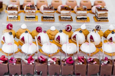 Tatlı tablo bir parti için. Ombre kek, Top kek. Şeker çubuğu