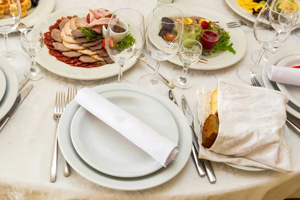 çatal bıçak, peçete ve cam seti partiden önce restoranda servis edildi.