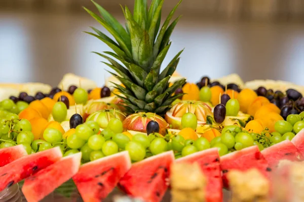 meyve büfesi masada dilimlenmiş. Sağlıklı gıda ve lezzetli meyve