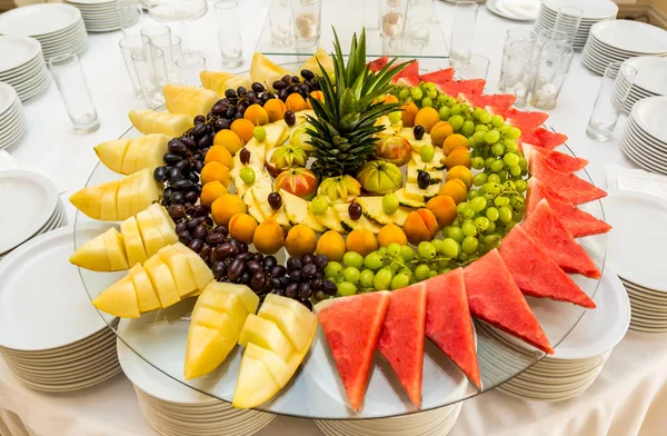 ビュッフェ テーブルにはフルーツをスライスしました。健康食品とおいしい果物 — ストック写真