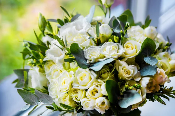 Düğün buketi beyaz gül ile süslüdür