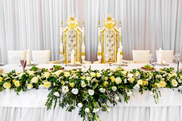 Bellissimi fiori sul tavolo nel giorno del matrimonio . — Foto Stock