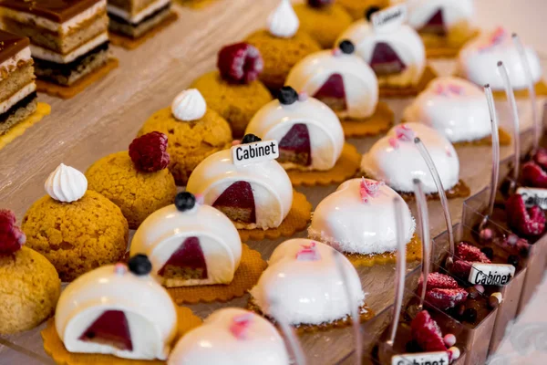 Table de dessert pour une fête. Gâteau ombre, cupcakes. Barre à sucre — Photo