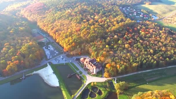 Luchtfoto Drone weergave. Vlucht in het recreatiegebied in het najaar — Stockvideo