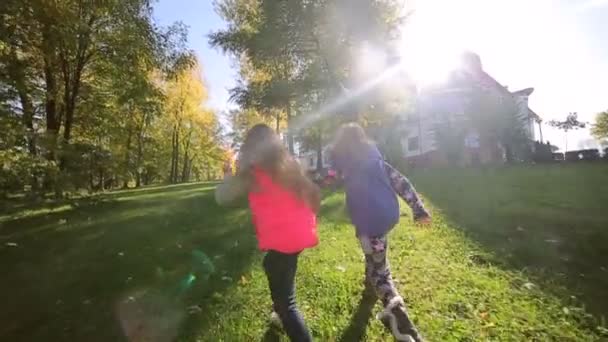 Dzieci w parku jesień. — Wideo stockowe