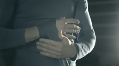 Boksör mücadele eğitim önce mavi el şal ile elleri sarar.