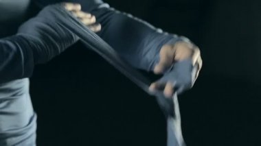 Boksör mücadele eğitim önce mavi el şal ile elleri sarar.