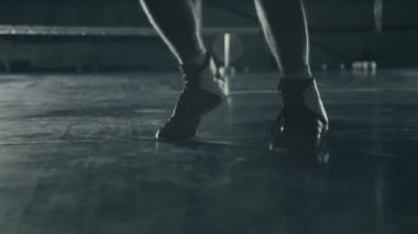 Boksör ringde hızlı yumruklar eğitiyor. savaş için onu hazırlamak. Koyu arka plan