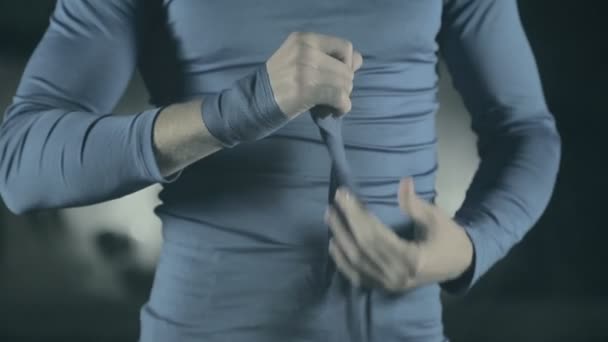A bokszoló csomagoló kötszerek a harc előtt kezét — Stock videók